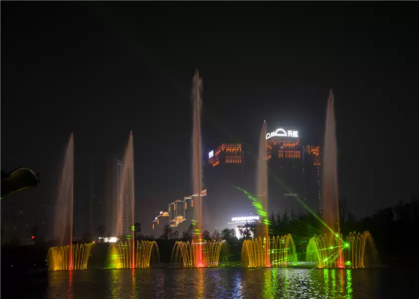 Dishui Lake Large-scale Floating Musical Fountain Laser Show, China1