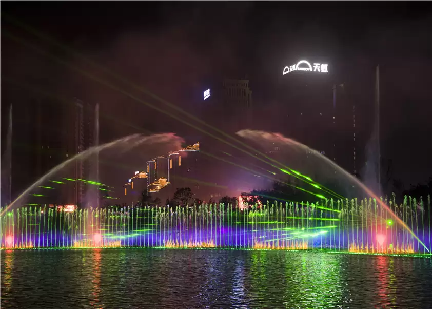 Dishui Lake Large-scale Floating Musical Fountain Laser Show, China