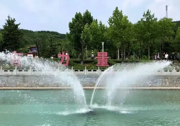 Swinging fountain