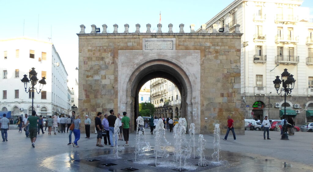 2.Bab Bhar 入口广场喷泉